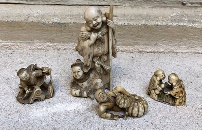 null Lot comprenant :


Netsuke en ivoire à patine jaune figurant deux hommes attablés,...