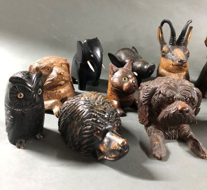 null Lot including fifteen carved wood animal inkwells.


Accidents.