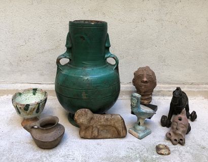 Lot including : 
- A green glazed vase, accidents...