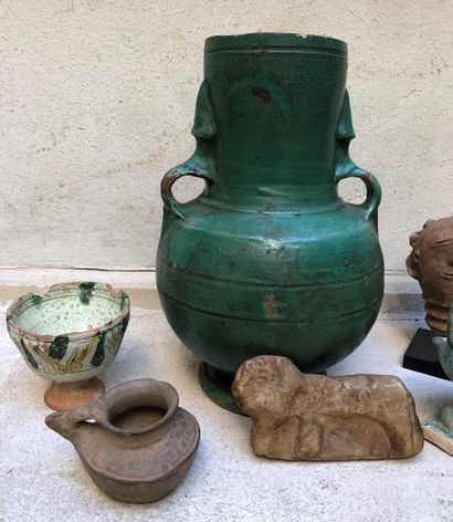 null Lot including :


- A green glazed vase, accidents


H : 32,5 cm


- Terracotta...