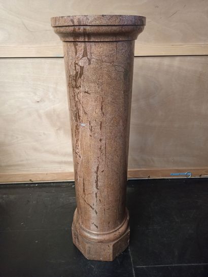 null Marble column. Circular top and octagonal base.


120 x 35 cm


Accidents