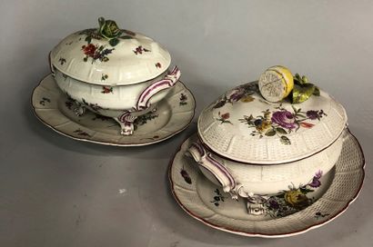null Deux soupières et leurs plats en porcelaine de Ludwigsburg de la fin du XVIIIe...