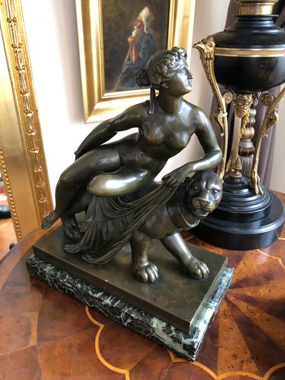 null Sujet en régule à l'imitation du bronze figurant une femme à l'antique sur un...