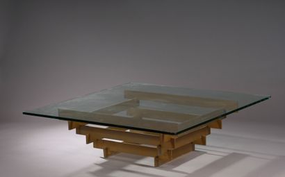 null Square coffee table with thick glass top. Legs in varnished brass.


Work of...