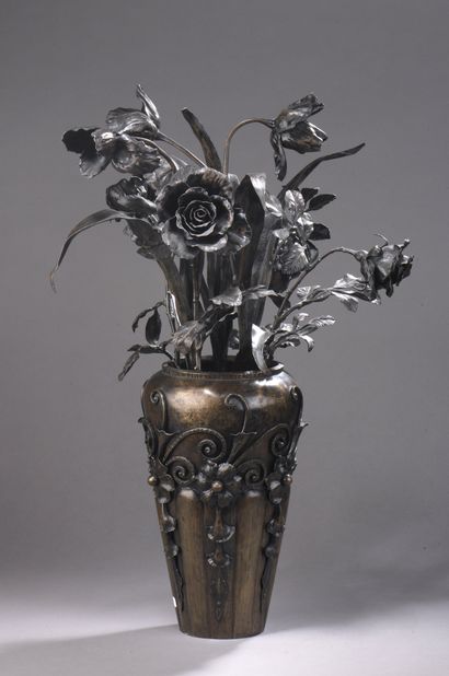 null F. WILLEPUT (Belgian modernist school)


Vase with a bunch of flowers, 1930


Bronze...