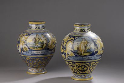 null A pair of ball-shaped vases in the taste of the majolica of Faenza. 


Small...