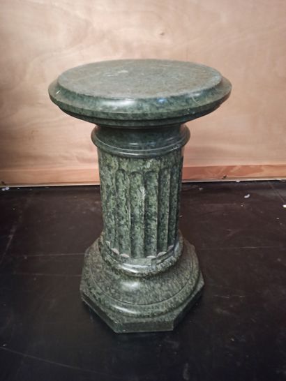 null Green marble column. Circular top, fluted shaft and hexagonal base.


71 x 40...