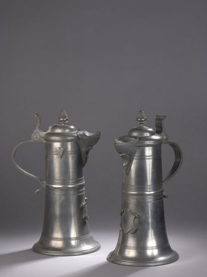 Two pewter pitchers 
H. 35 cm