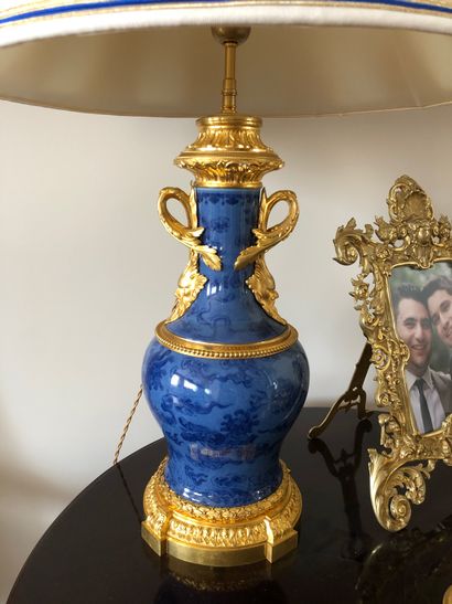 null Vase balustre en porcelaine bleu (coupé) monté en lampe, garniture de bronze...