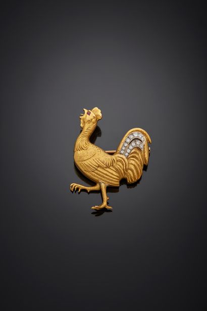 null Two-tone 18K gold 750‰ brooch in the form of a crowing rooster, the feathers...