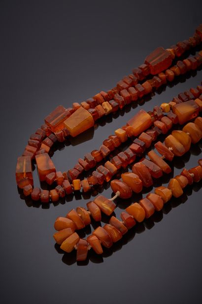 null Amber necklace cut in the form of tesserae and parallelepipeds.

Good condition...