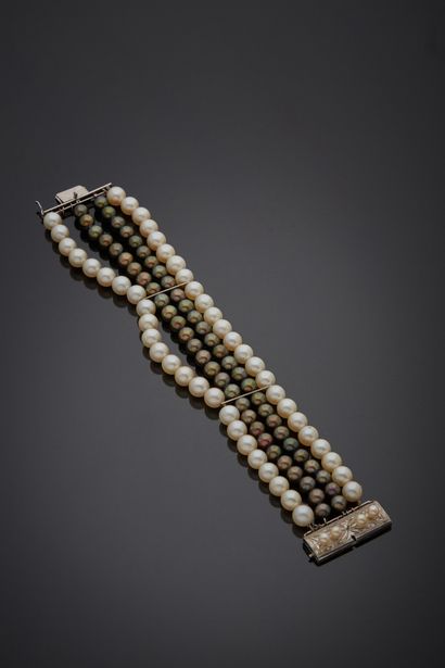 null Bracelet en argent 2nd titre 800‰, composé de quatre rangs de perles de culture...