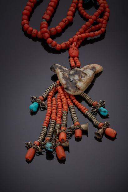 null Sautoir en corail* et turquoises (traitées) retenant des pampilles parées d’amulettes...