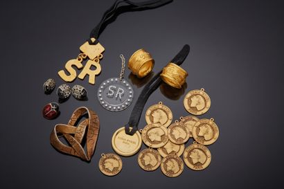 null Sonia RYKIEL (1930-2016) - Deux bijoux de sac en métal doré, l’un rond et l’autre...