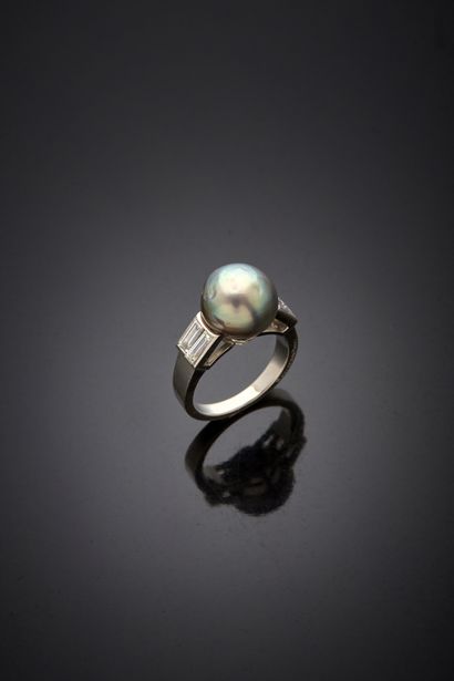 null BOUCHERON - Platinum ring 850‰, adorned with a fine grey button pearl, shouldered...