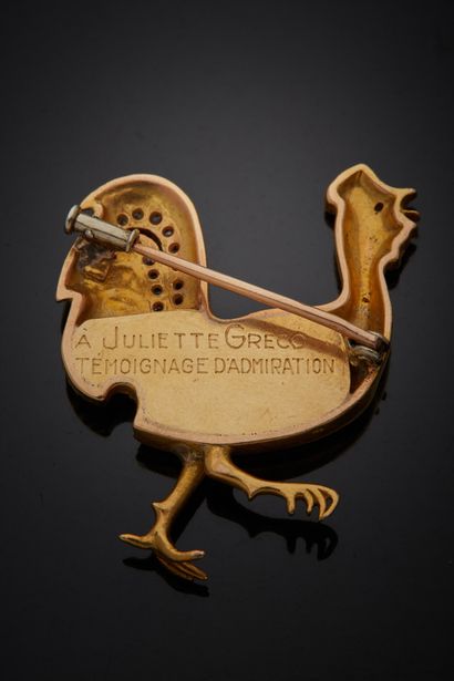 null Two-tone 18K gold 750‰ brooch in the form of a crowing rooster, the feathers...