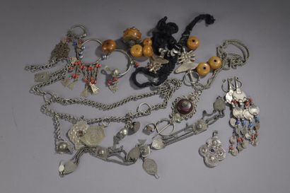 Lot de bijoux ethniques en métal comprenant...