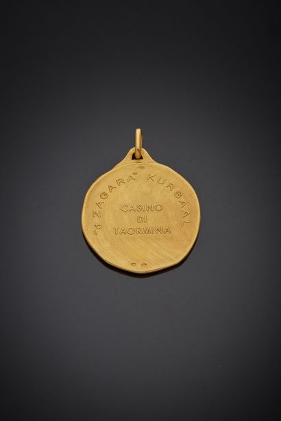 null Médaille en or jaune 18K 750‰, représentant un taureau comme insculpé dans de...