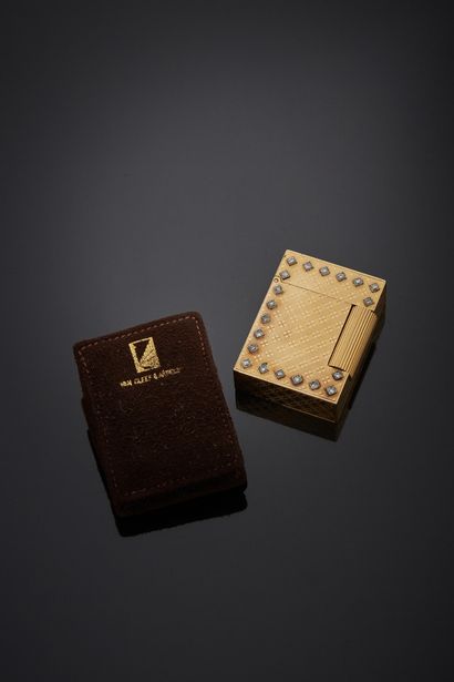 null VAN CLEEF & ARPELS - Louis XVI model lighter in 18K yellow gold 750‰ and platinum...