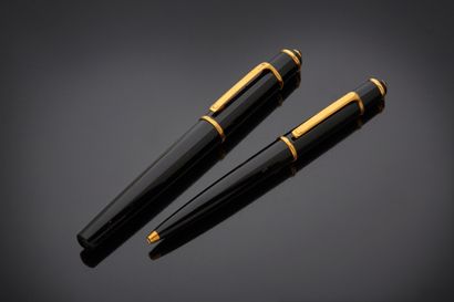 null CARTIER - Parure de stylos en métal doré modèle diabolo, composée de deux stylos...