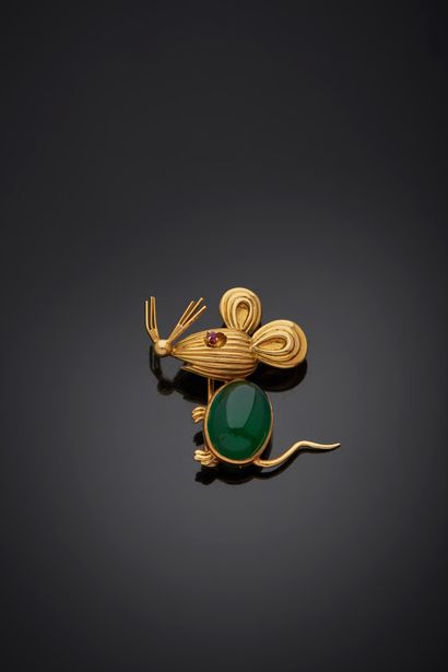 null BOUCHERON - 18K yellow gold 750‰ lapel clip in the form of a mouse the body...