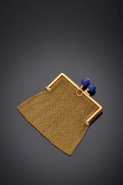 null CARTIER - 18K yellow gold 750‰ purse, the clasp adorned with lapis lazuli balls...