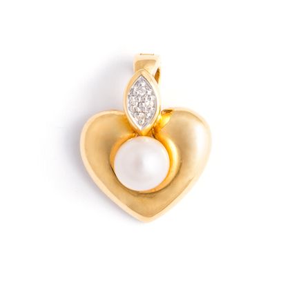 null Pendentif en or jaune 18K 750/1000ème en forme de cœur centré d'une perle, la...