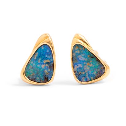 null A pair of ear clips in 18K yellow gold 750/1000th holding an opal.

Height:...