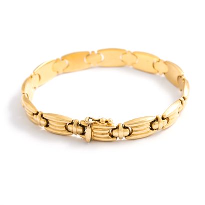 null Bracelet en or jaune 18K 750/1000ème.

Longueur: 18.50 cm. Epaisseur: 0.80 cm.

Poids...