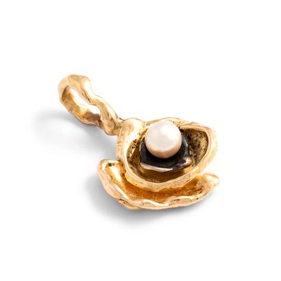 null Pendant representing a stylized flower in 18K gold 750/1000th centered by a...