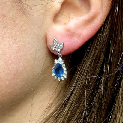 null Pair of earrings in 18K white gold holding two pear-cut sapphires surrounded...