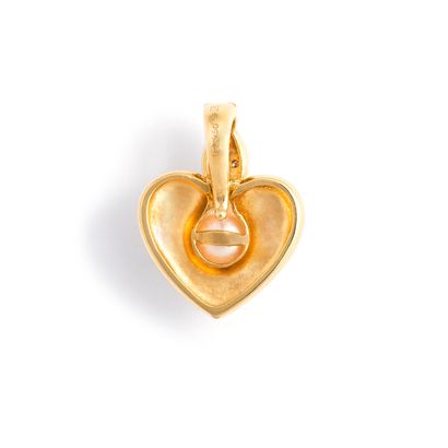 null A heart-shaped pendant in 18K yellow gold, with a pearl at the centre and a...