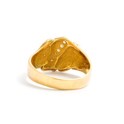 null Ring in 18K yellow gold 750/1000th set with round diamonds.

Width of the central...