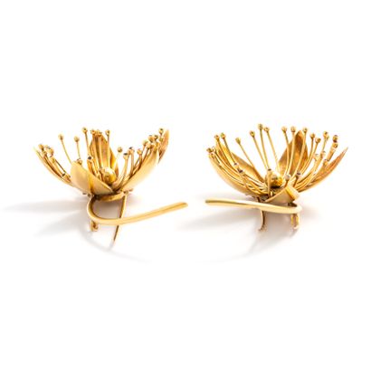 null Pair of clip brooches representing stylized flowers in 18K yellow gold 750/1000th...