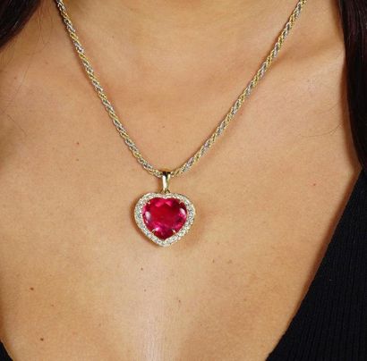 null Pendentif représentant un cœur en or jaune 18K 750/1000ème centrée d'une rubellite...