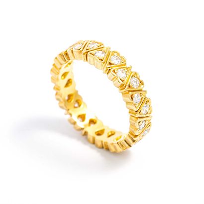 null Wedding ring in 18K yellow gold 750/1000th with hearts set with round diamonds.

Diamond...