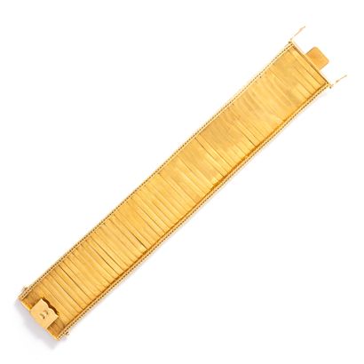 null Bracelet in yellow gold 18K 750/1000.

Length: 19.00 cm. Width: 3.00 cm.

Gross...