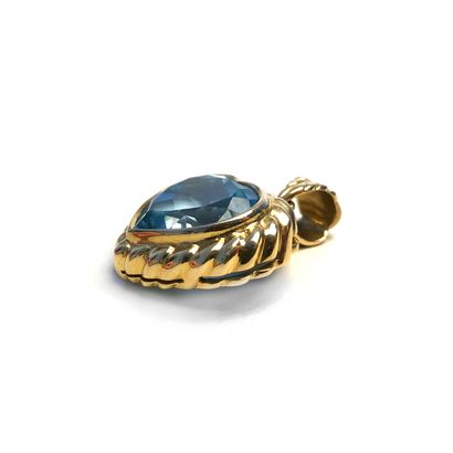 null Fred.

18K yellow gold heart pendant holding an aquamarine.

Signed Fred.

Gross...
