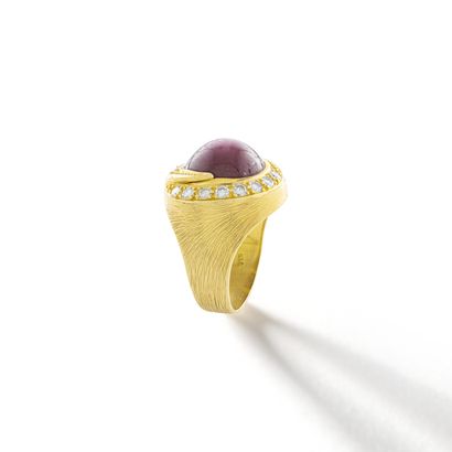 null Ring in 18K yellow gold 750/1000th centered with a cabochon-cut star ruby surrounded...