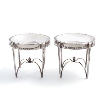 null Pair of silver salad bowls.

Spacer joined by a cassolette, frieze decoration.

English...