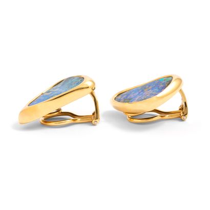 null A pair of ear clips in 18K yellow gold 750/1000th holding an opal.

Height:...