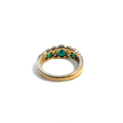 null An 18k yellow gold ring set with emeralds and diamonds.

Finger size: 50.

Gross...