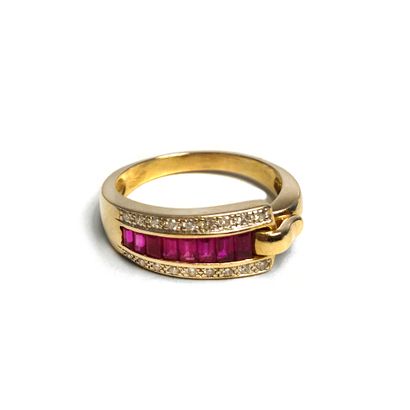null Guy Laroche.

18K yellow gold ring set with calibrated rubies and round diamonds.

Signed...