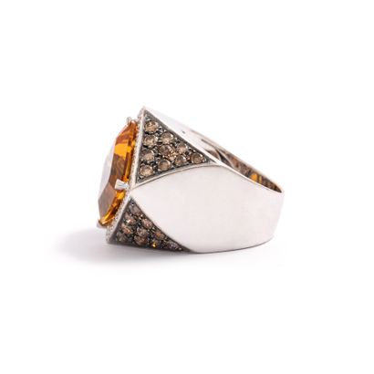 null 18K white gold ring set with brown and white diamonds, centered on a square...