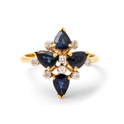 null An 18K yellow gold ring set with diamonds and sapphires.

Finger size: 54.

Gross...