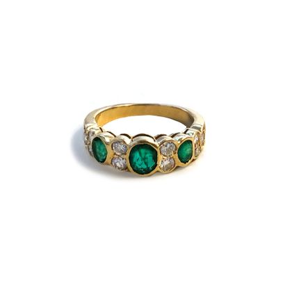 null An 18k yellow gold ring set with emeralds and diamonds.

Finger size: 50.

Gross...
