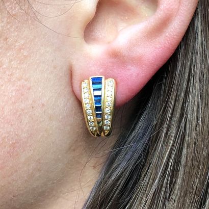 null Pair of earrings in 18K yellow gold 750/1000 set with calibrated sapphires and...