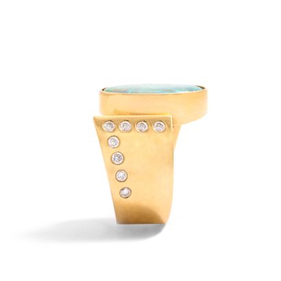 null Ring in 18K yellow gold 750/1000

The body punctuated with round diamonds, centered...