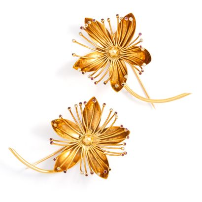 null Pair of clip brooches representing stylized flowers in 18K yellow gold 750/1000th...