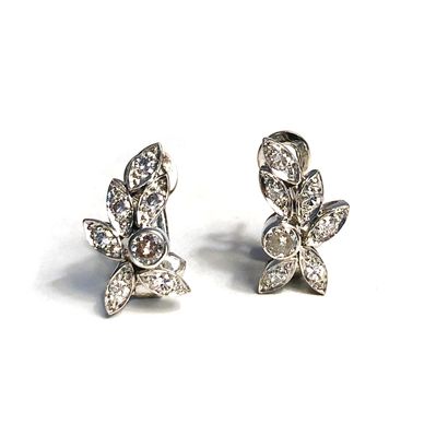 null Pair of ear clips in 18K white gold 750/1000th set with round diamonds.

Weight...